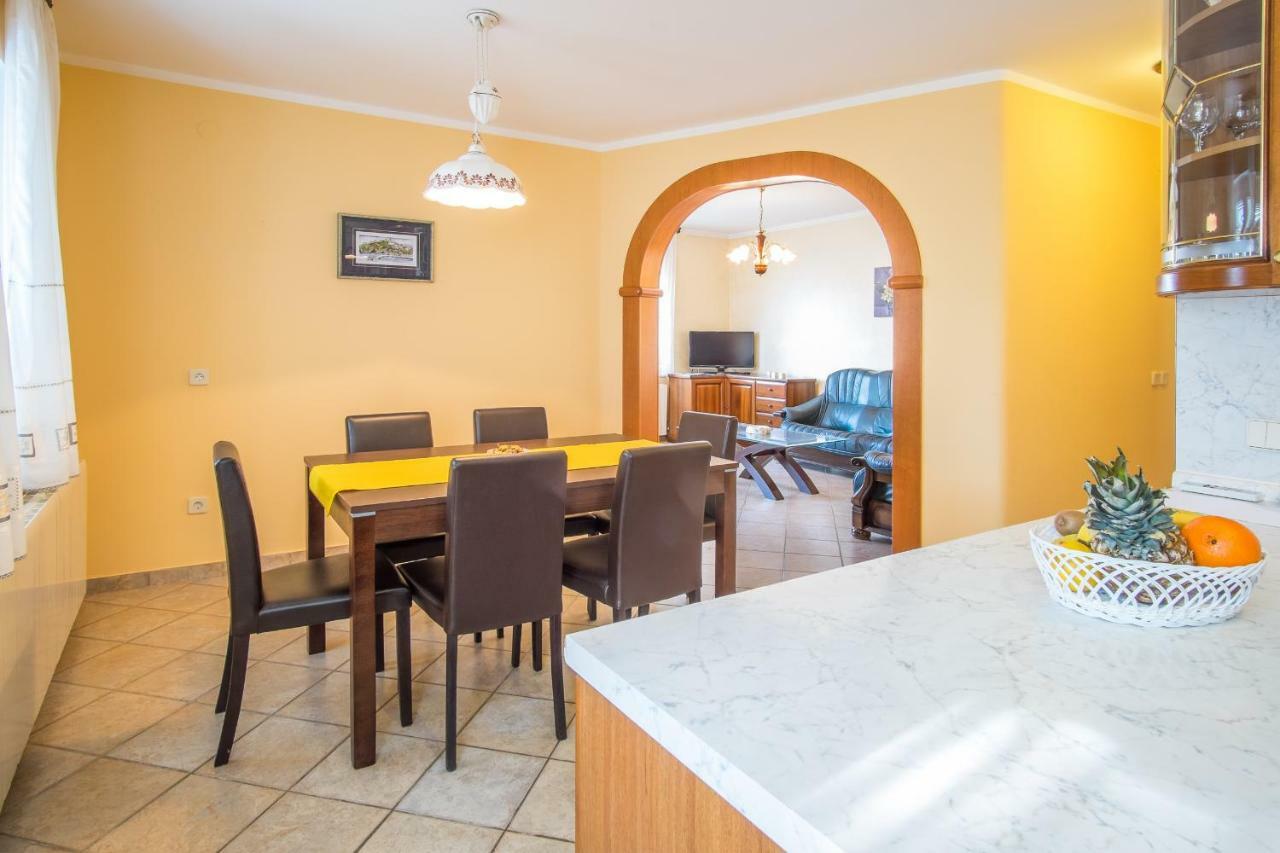 Apartman Cubranic Apartment Vrbnik Bagian luar foto