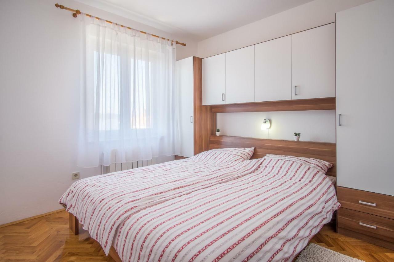 Apartman Cubranic Apartment Vrbnik Bagian luar foto