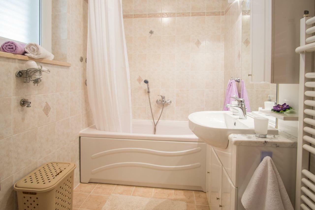 Apartman Cubranic Apartment Vrbnik Bagian luar foto