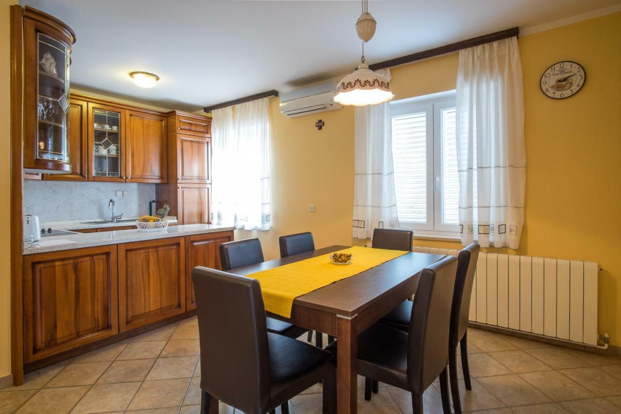 Apartman Cubranic Apartment Vrbnik Bagian luar foto