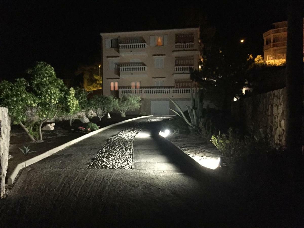 Apartman Cubranic Apartment Vrbnik Bagian luar foto